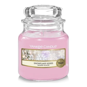 Yankee Candle - Illatosított gyertya SNOWFLAKE KISSES kicsi 104g 20-30 óra